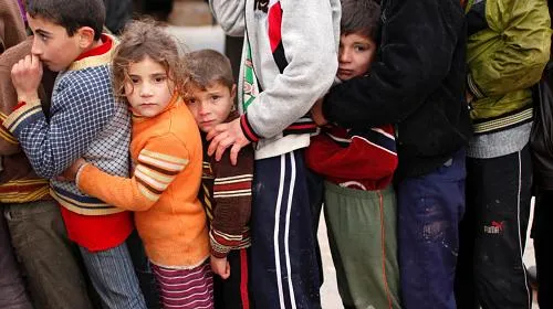 Des enfants réfugiés syriens font la queue en attendant de recevoir l'aide des agences humanitaires turques.