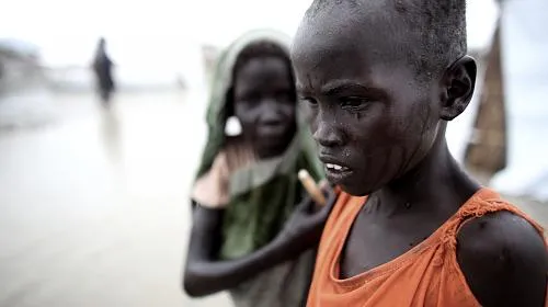 Bentiu Proteção da Área Civil, onde cerca de 50,000 pessoas buscaram abrigo e segurança contra o conflito no Sudão do Sul. A estação das chuvas torna muito difícil para as pessoas viver - e para ONGs como a CARE operar. A fim de trabalhar contra o