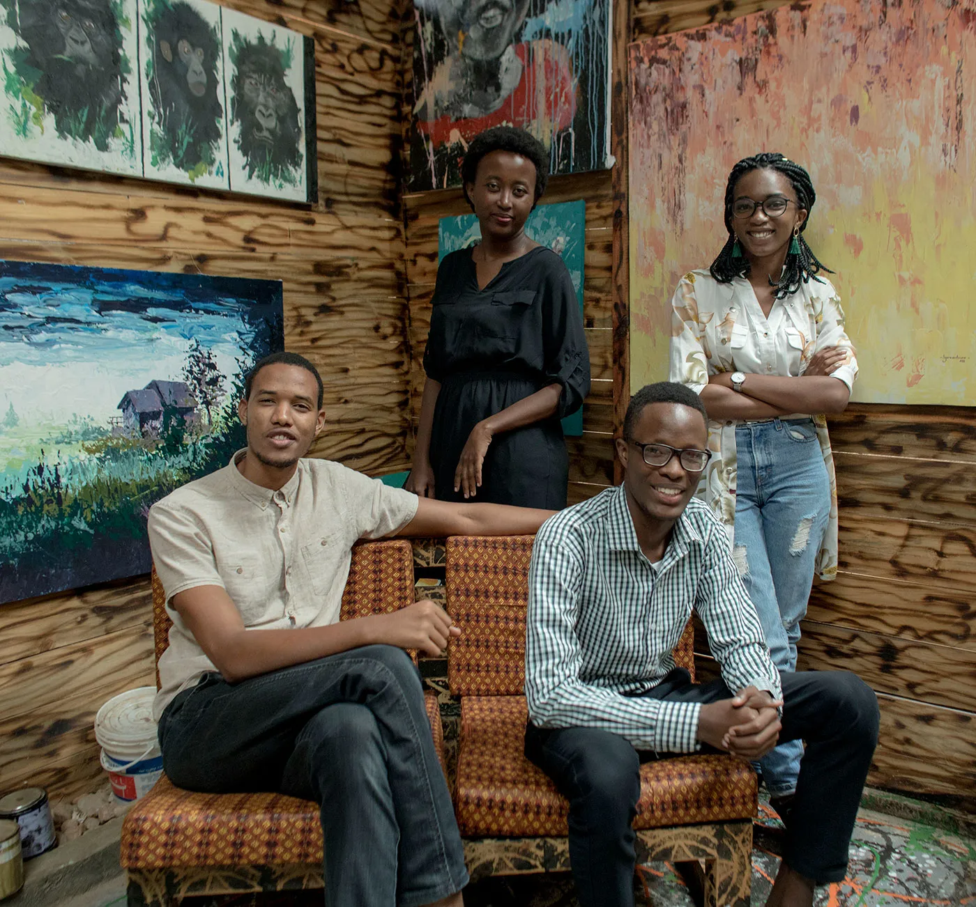 Dominique (arriba a la derecha) y parte de su equipo Imagine We (en el sentido de las agujas del reloj): Aaron Migaywa, Mico Jamal y Lina Ishimwe.