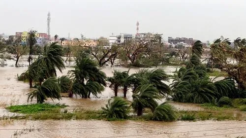 Un champ dans la ville de Barhmapur est submergé par les eaux de pluie qui ont fouillé la région pendant et après le cyclone.
