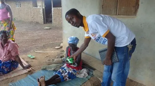 El personal de CARE realiza actividades de sensibilización sobre el ébola en la comunidad. FOTO: Hilary Sims / CARE