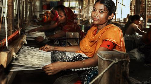Nazira, 19 ans, fabriquant des tapis dans une unité à Rangpur.