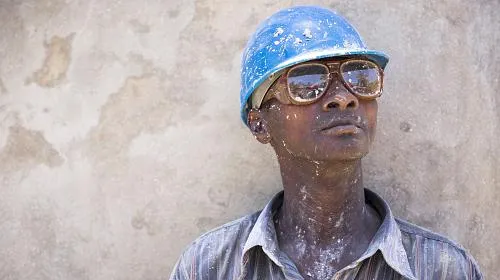 Ylerne Divert, est un ouvrier du bâtiment dans le quartier Sapotille de Carrefour, Haïti. CARE prépare les marches et les allées dans le cadre du projet d'amélioration du quartier. © 2014 Evelyn Hockstein / CARE