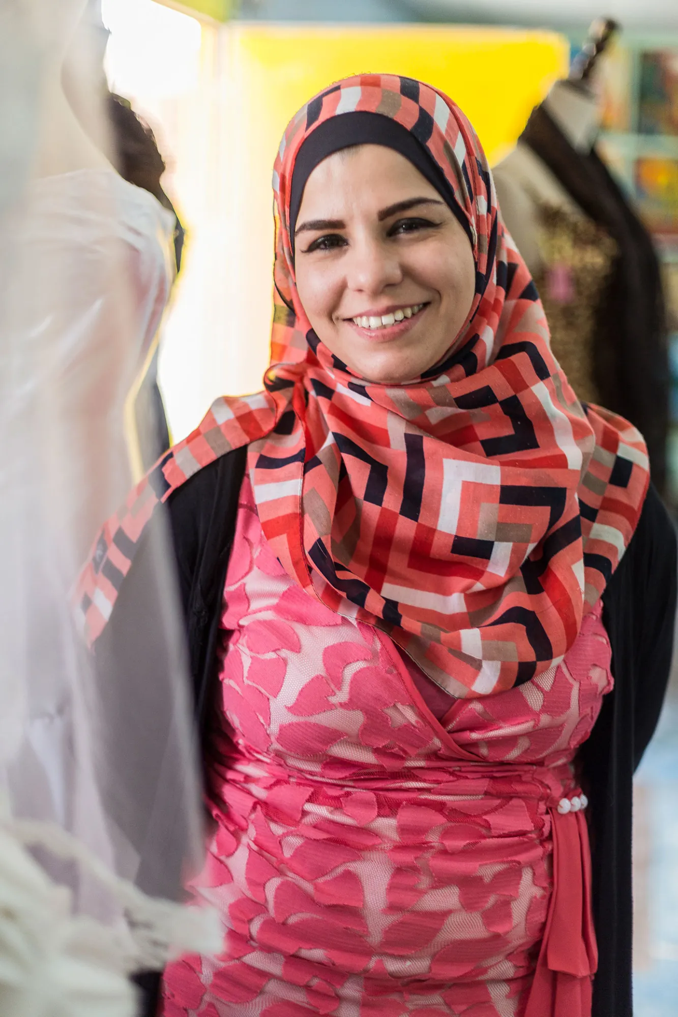 Ruba Mubarak doou seu vestido de casamento pessoal para noivas no Acampamento Azraq. Foto: Raegan Hodge / CARE