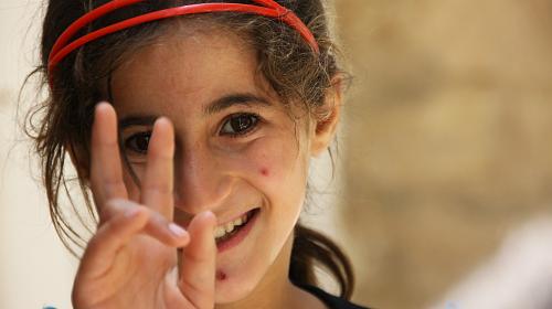 Uma jovem refugiada em Zarqa, Jordânia. Muitas crianças sírias não podem ir à escola porque as salas de aula estão lotadas e seus pais não têm dinheiro para pagar os materiais e transporte.