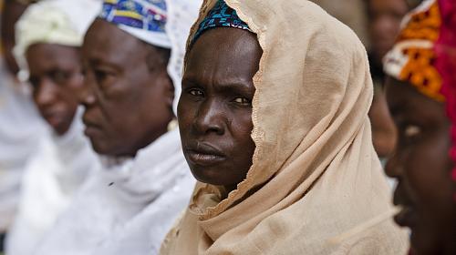 Women in Genki, Niger gather to discuss projects that will affect them and the community.