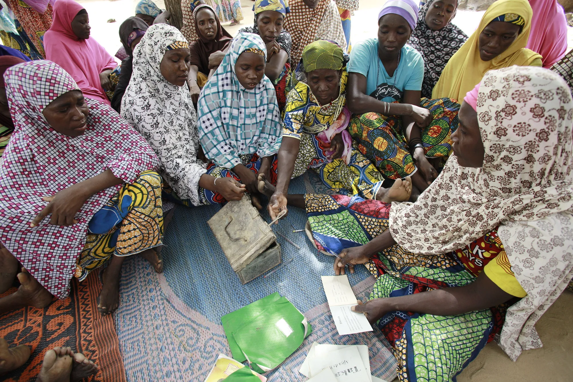 Las mujeres se reúnen en una reunión de VSLA en Kagadama, Níger, donde CARE comenzó su programa piloto de ahorros y préstamos hace casi 30 años. Foto: Josh Estey / CARE