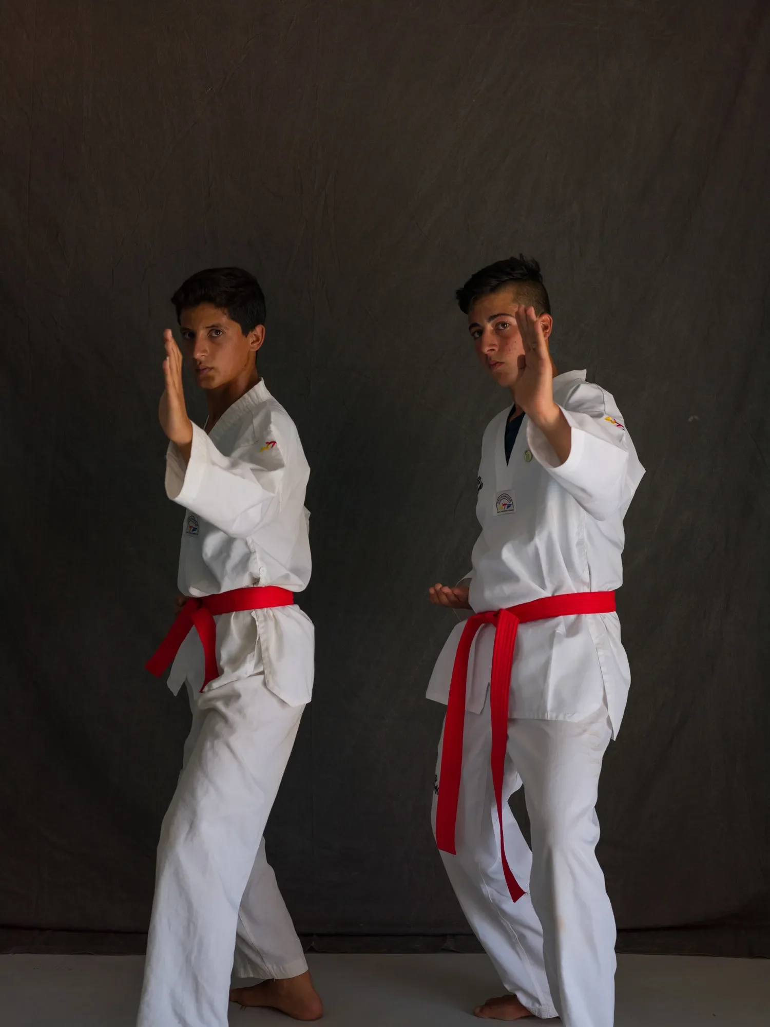 Influenciados por seu amor pelos filmes de taekwondo e Bruce Lee, Wael (à esquerda) e Abdulkareem criaram um filme de ação chamado