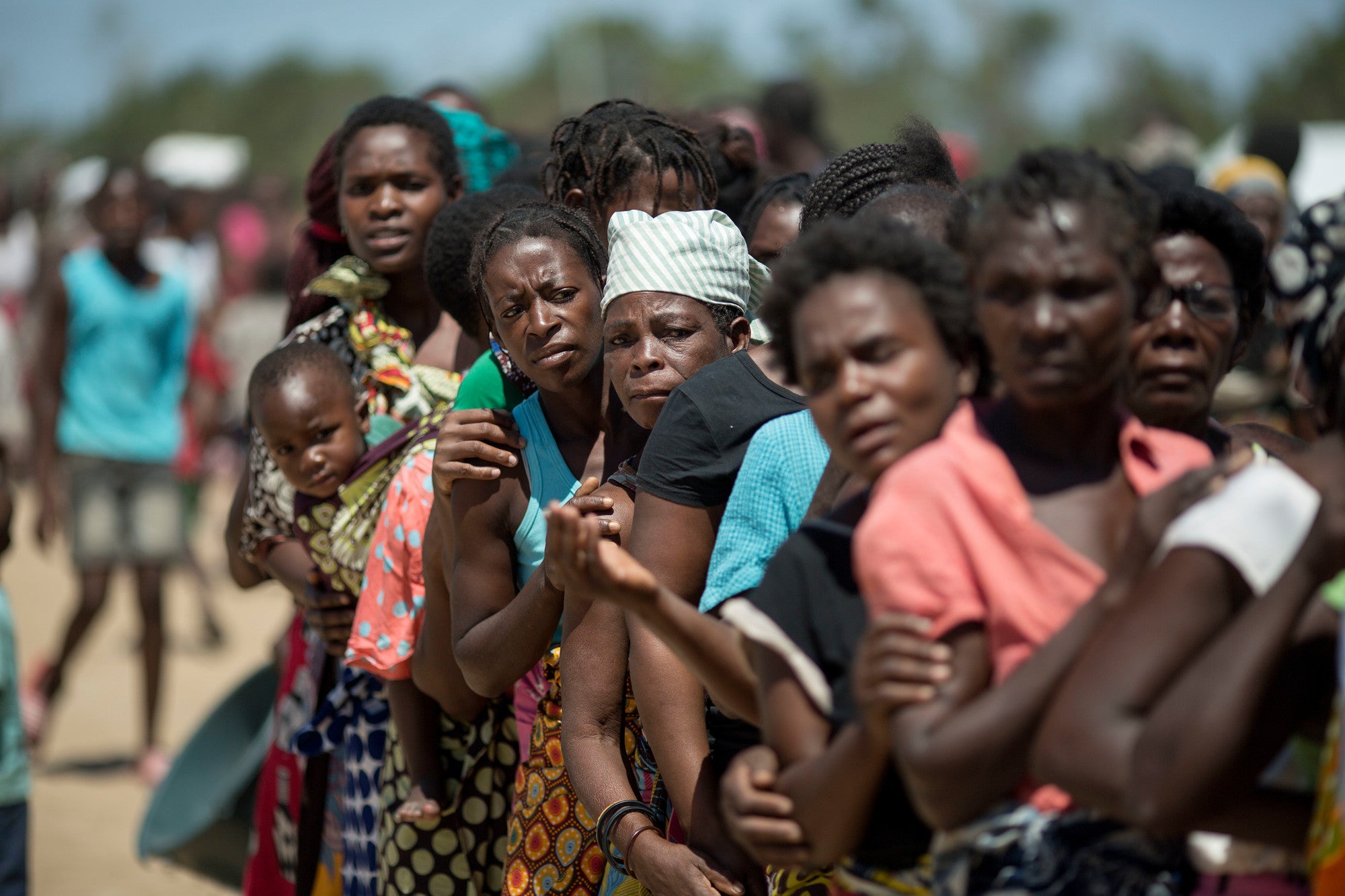 Las mujeres hacen fila para una distribución de alimentos después del ciclón Idai. Foto: Josh Estey / CARE