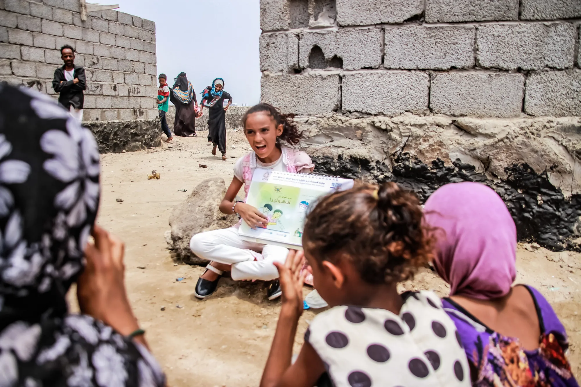 Amaal ensina outras pessoas em sua comunidade como lavar as mãos para evitar o cólera. Todas as fotos: Jennifer Bose / CARE
