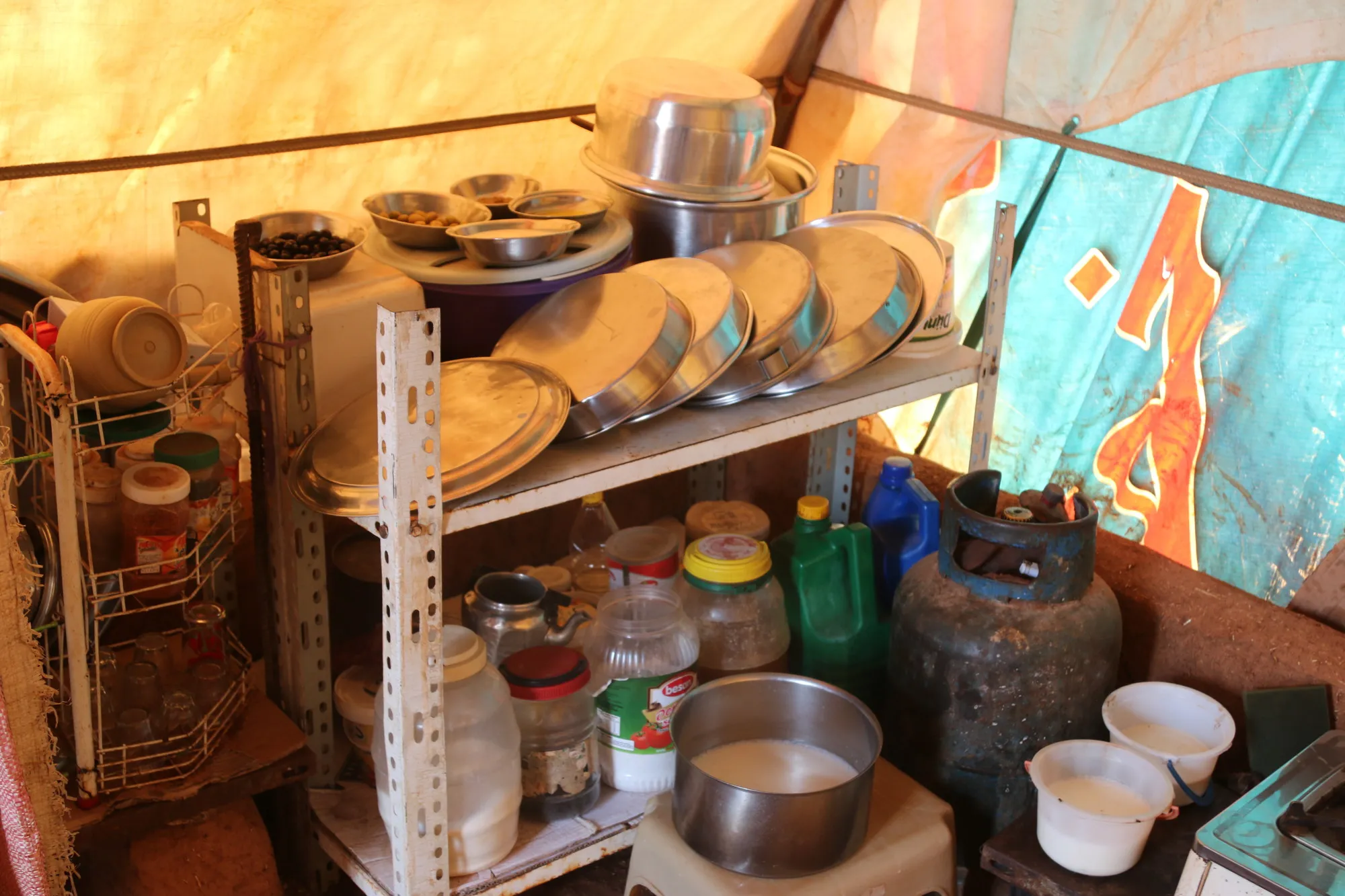 Alguns pertences da tenda de Amira que estão ajudando sua família a sobreviver.