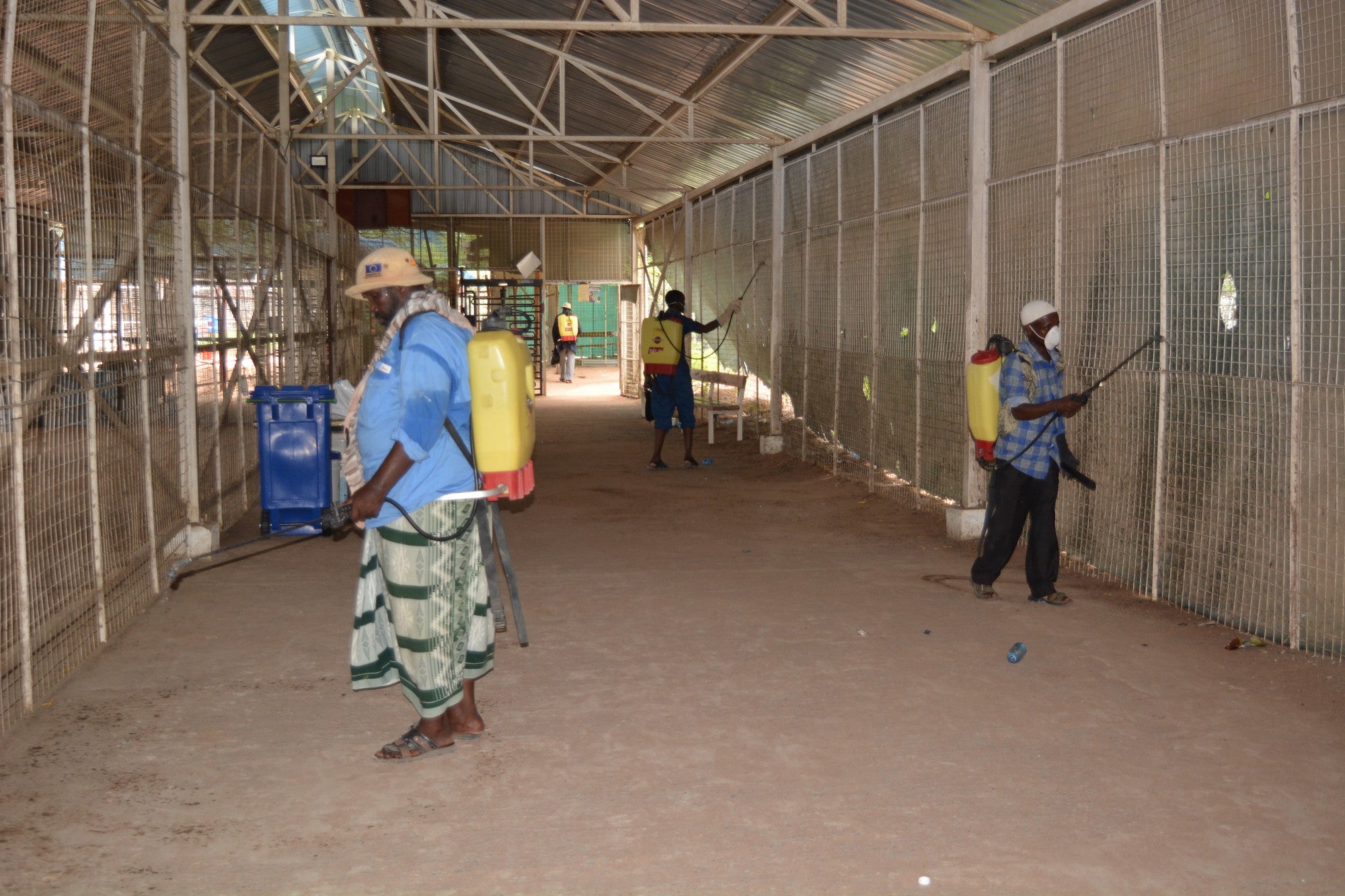 No final de abril, a CARE havia alcançado quase todos os habitantes de Dadaab, bem como as comunidades anfitriãs com o abastecimento de água tão necessário. A CARE também distribuiu sabonete e ajudou com treinamentos de higiene sobre métodos de lavagem das mãos. Foto da CARE