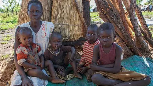 Ajuai Wal e seus quatro filhos foram deslocados pelos combates no condado de Bor e agora estão acampados no assentamento de Melijo para deslocados internos nos arredores da cidade de Nimule no condado de Magwi, estado de Equatoria Oriental, Sudão do Sul. 18 de março de 2014. Por Dan Alder / CARE.