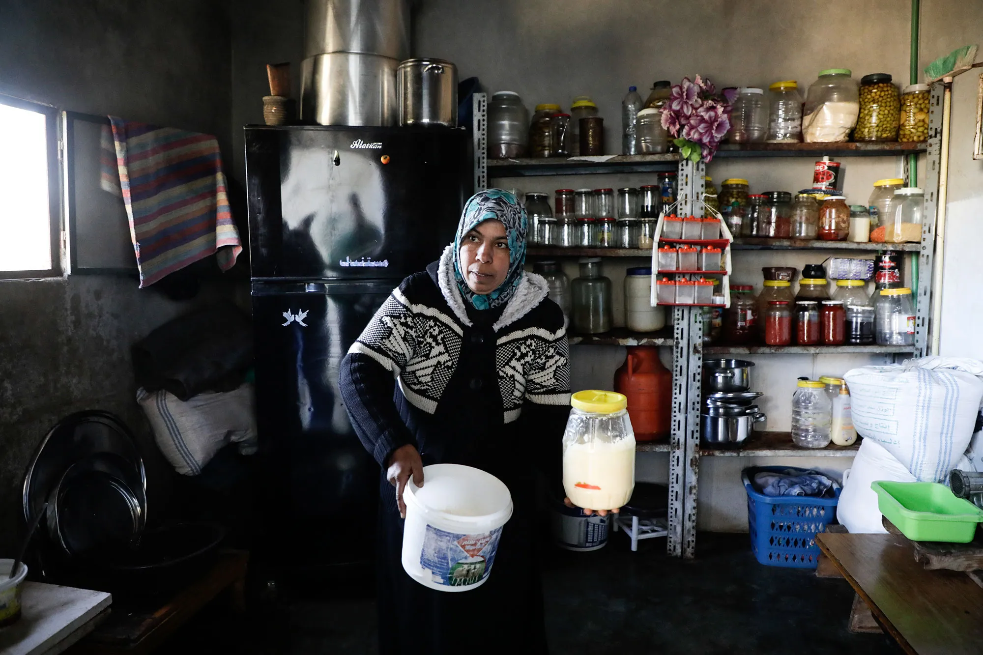 Con el apoyo de CARE para las mujeres, como parte del Syria Resilience Consortium, Salma recibió capacitación y una subvención empresarial para comenzar su trabajo. Compró una vaca y todas las herramientas y equipos necesarios. Foto: Abdullah Hammam / Syria Resilience Consortium