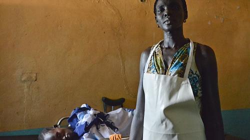 Especialista em saúde materno-infantil em uma clínica no Sudão do Sul em novembro de 2013. A CARE continua a apoiar clínicas e profissionais de saúde no país, apesar da violência. Foto: Dan Alder / CARE