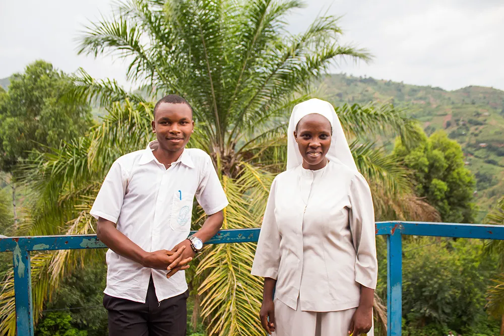 Novence Twagirayezu, izquierda, dice que la hermana Philotte, derecha, ha ayudado a cambiar sus percepciones sobre las mujeres que menstrúan. Foto: Ninon Ndayikengurukiye / CARE