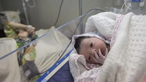 Com apenas 30 minutos, o bebê Nisreen dá à luz no hospital Al Awda, na cidade de Gaza, durante o oitavo dia do conflito atual. Especializado em maternidade, o hospital apoia as residentes do vizinho campo de refugiados de Jabalaya, um dos