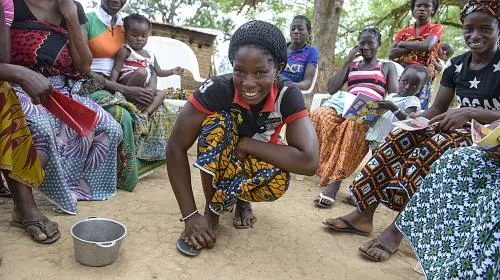 Une association villageoise d'épargne et de crédit CARE se réunit en Côte d'Ivoire.