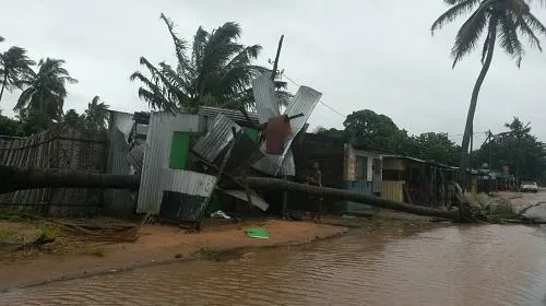 O ciclone Dineo está começando a impactar a província de Maxixe Inhambane em Moçambique. Crédito: Aderito Bie / CARE
