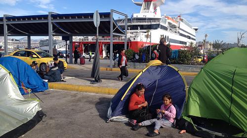 Informal camp at the port of Piraeus, where around 2,500 people are currently living in overcrowde​d tents, with insufficie​nt sanitary facilities and a complete lack of privacy.  (Photo: CARE/Johan​na Mitscherli​ch)