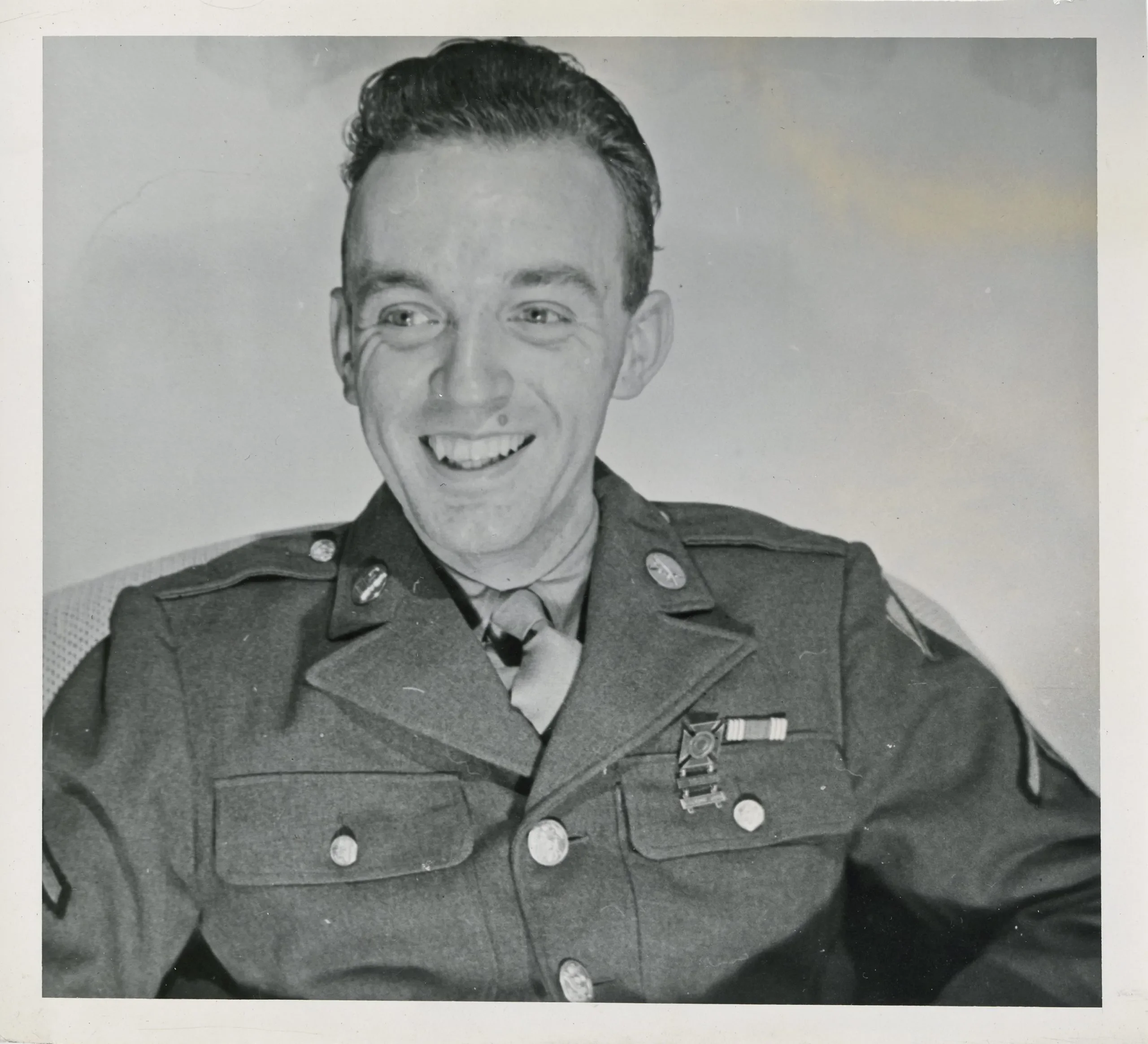 Um jovem soldado americano sorri.