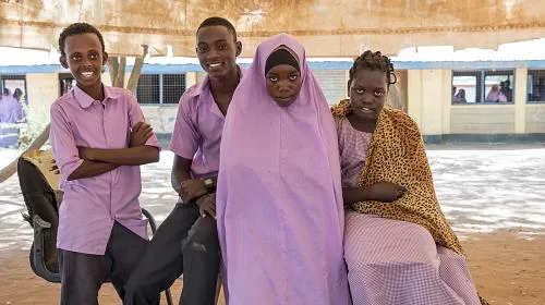 De izquierda a derecha, Feisal Saney Zuber, Elisa Elisama Mangu, Safiyo Noor Hassan y Stella Poni Vuni son estudiantes de la escuela primaria Illeys que escribieron cartas a estudiantes de quinto grado en Boulder, CO. Aproximadamente 250,000 refugiados residen en el campo de refugiados de Dadaab en Dadaab, Kenia. Carey Wagner / CARE