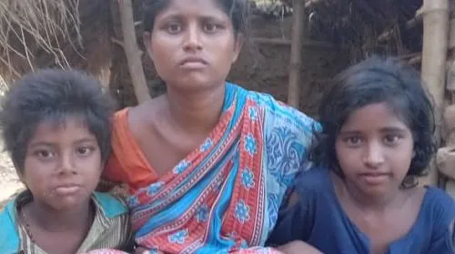 Manju Das, da Colônia Dasshahi Harijan, no distrito de Khordha, lamenta: “Quase não temos o que comer. Com a casa destruída, minha família e eu somos forçados a dormir ao ar livre. ” Crédito: CARE
