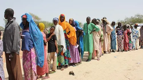 Refugiados e pessoas deslocadas internamente na região de Diffa, no Níger, junho de 2016. Os crescentes ataques de militantes nigerianos ao longo da fronteira com o Níger aumentaram o número de pessoas que procuram refúgio na região de Diffa. Crédito: Laura Gilmour / CARE