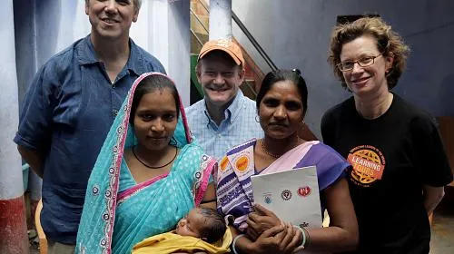 Michelle Nunn de CARE con los senadores Chris Coons y Jeff Merkle durante un viaje de aprendizaje de CARE a India y Nepal.