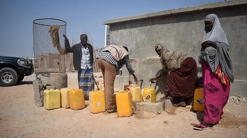 La sécheresse en Somalie a directement touché 6.2 millions de Somaliens. En outre, 2.1 millions de Somaliens ont été déplacés par la violence et la sécheresse et vivent dans des camps de déplacés internes. Les personnes déplacées à l'intérieur de leur propre pays (PDI) dans la région en sont gravement touchées et beaucoup ont été forcées de partager un point d'eau entre d'énormes populations. La situation dans les camps de déplacés internes est souvent surpeuplée et cela a parfois conduit à des conflits d'accès aux ressources comme les points d'eau.