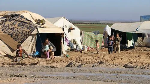 Este campo é o lar de cerca de cem pessoas deslocadas na Síria, a maioria das quais ainda não recebeu assistência. Não há instalações sanitárias ou água potável no acampamento e os residentes dependem de caminhões-pipa de cidades próximas. Crédito da foto: Violet Organization