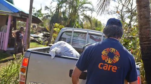 Equipe CARE preparando distribuições para a Ilha Tanna antes do Ciclone Pam em 2015. (Tom Perry / CARE)