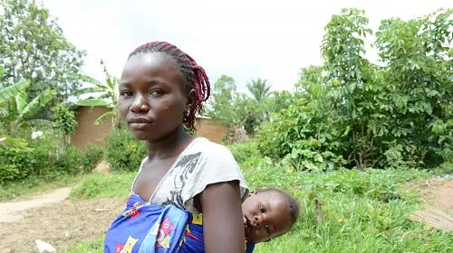 Nadej, 18 ans, a récemment été guérie de la maladie à virus Ebola (EDV). Cependant, Nadej a du mal à joindre les deux bouts pour sa fille de 1.5 an et son fils de 7 mois, car son mari l'a abandonnée dès qu'il s'est rendu compte qu'elle était atteinte d'Ebola.