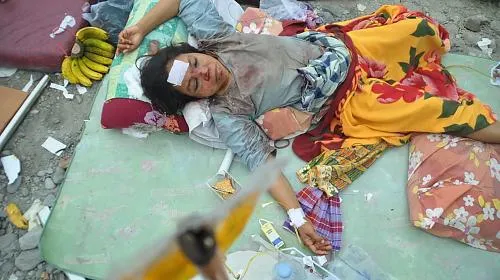 Une femme blessée lors d'un tremblement de terre et d'un tsunami en Indonésie