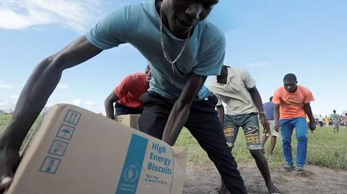 Des biscuits à haute teneur énergétique et des bouteilles d'eau sont transportés par avion vers des villages isolés, des îles parmi les eaux de crue. Le personnel de CARE a continué à distribuer des abris et des kits d'assainissement aux communautés affectées par le cyclone destructeur Idai au Malawi et au Mozambique. Crédits: Josh Estey / CARE