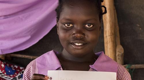 Stella Poni Vuni, una refugiada de Sudán del Sur que vive en Dadaab, leyó una carta de Lucy, una estudiante de quinto grado de Boulder, Colorado. Carey Wagner / CARE