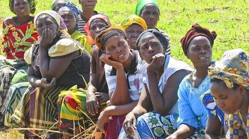 Women farmers in Kanchele take a break from working in the fields, where they grow cabbage, green maize, okra, onion, rape and tomatoes, ensuring food security for their community. Mara O’Brien/CARE
