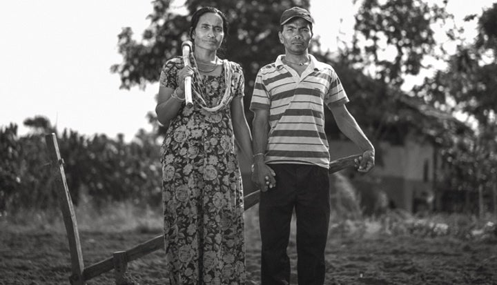 Une image en noir et blanc d'un homme et d'une femme se tenant la main.