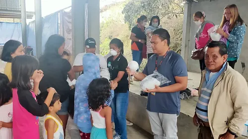 CARE distribuant des masques après le volcan