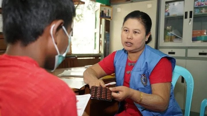 A health volunteer shares information on tuberculosis in the Yangon region of Myanmar. Photo by: Aung Thura Ko Ko / USAID / CC BY-NC