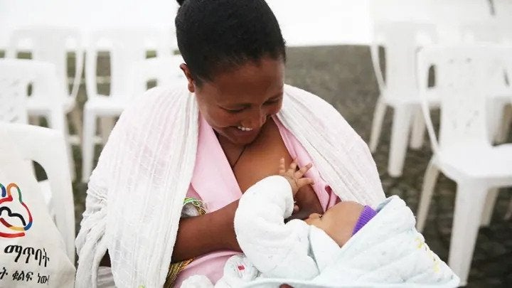 Birtukan Woldetsadik breastfeeds her child Alazar. Photo by: Demissew Bizuwork / UNICEF Ethiopia / CC BY-NC-ND