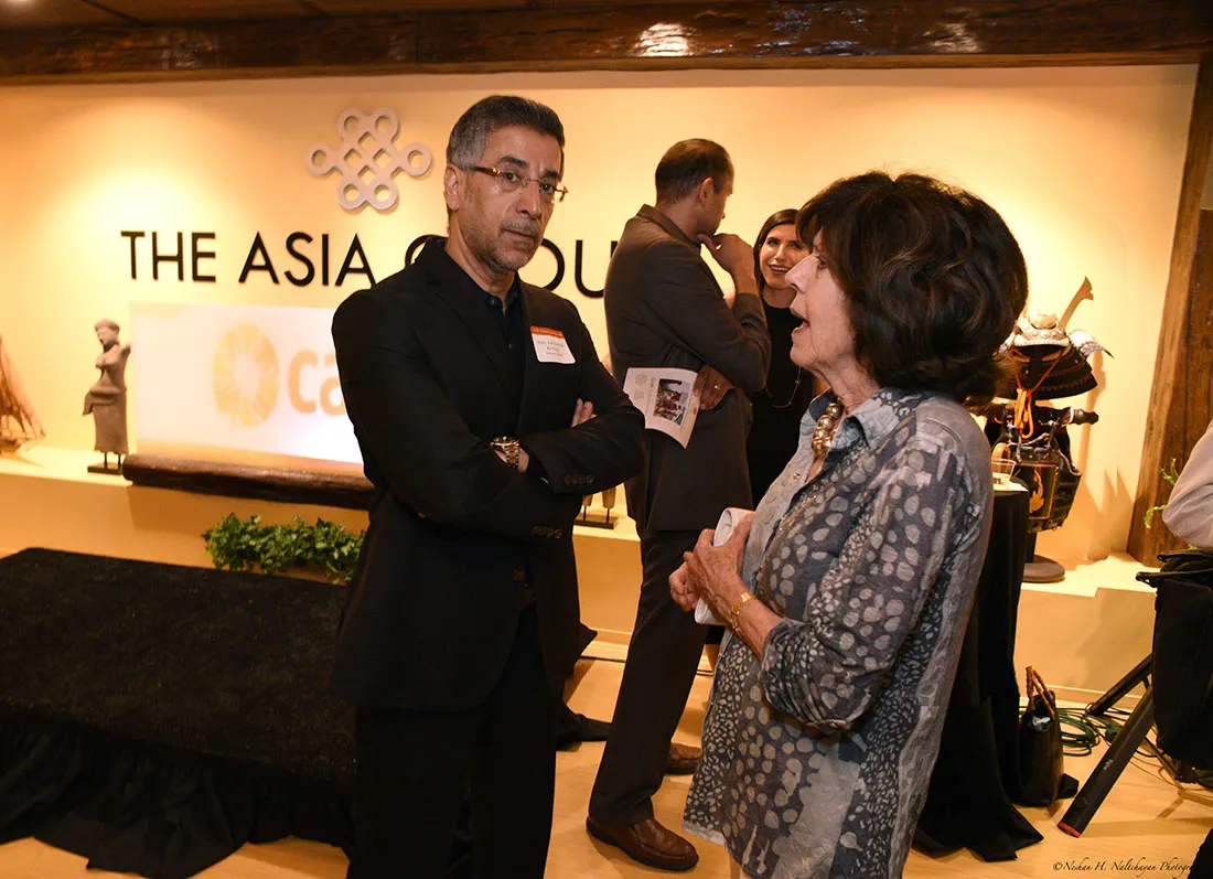 Un hombre y una mujer conversan durante el evento.