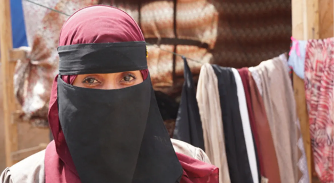 Retrato de uma mulher em um niqab.