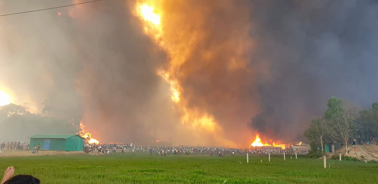 Fumaça e chamas envolvem um campo de refugiados em Bangladesh.