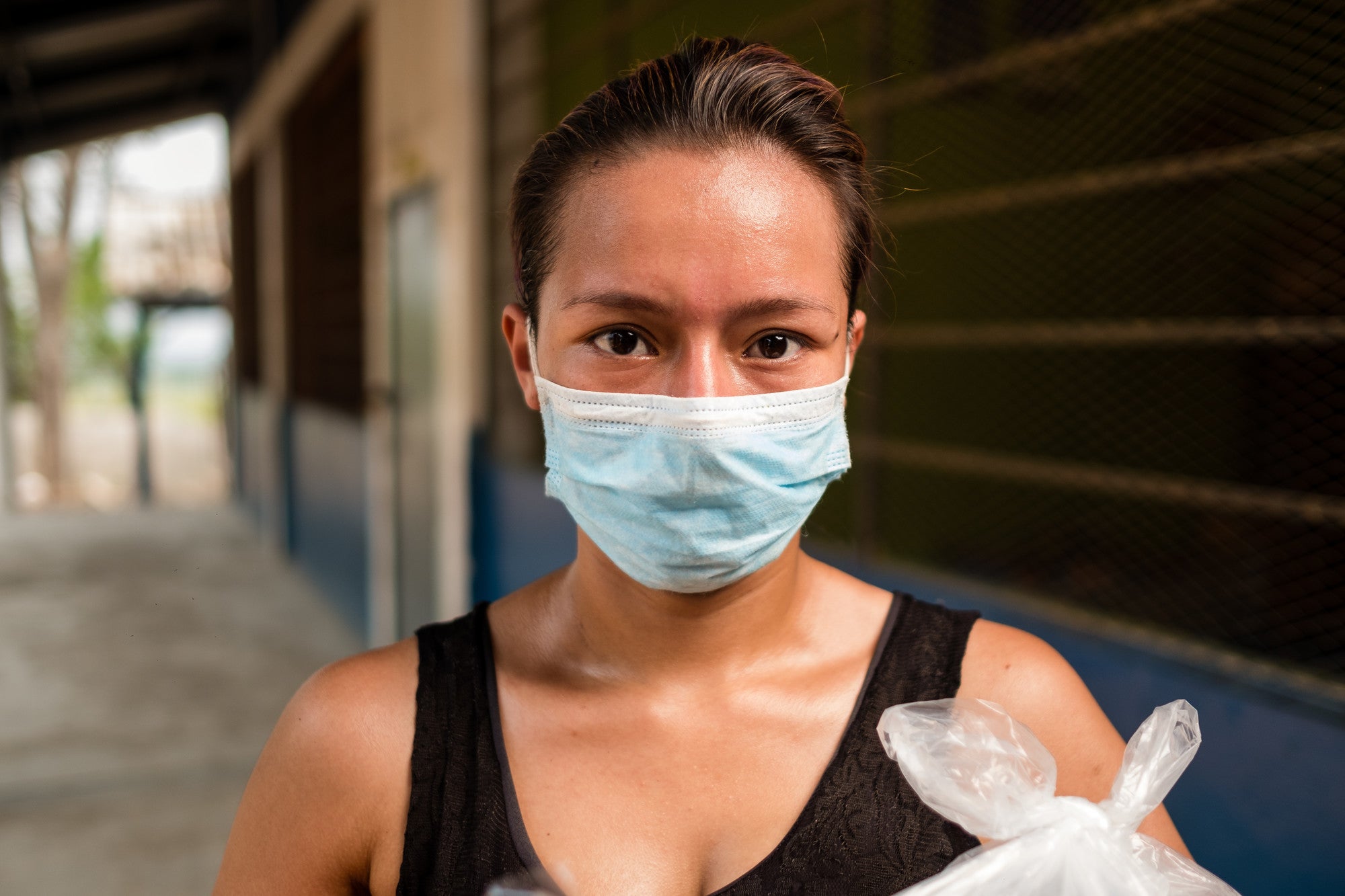 Uma mulher usando uma máscara cirúrgica.
