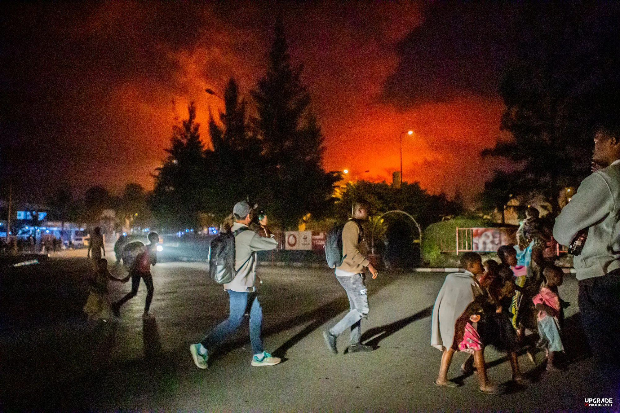 Pessoas em Goma, na RDC, evacuam a cidade após uma erupção vulcânica.