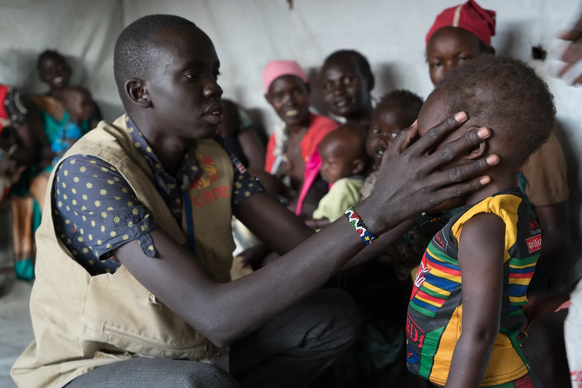 Le personnel de CARE au Soudan du Sud vérifie la malnutrition chez les enfants au centre de santé.