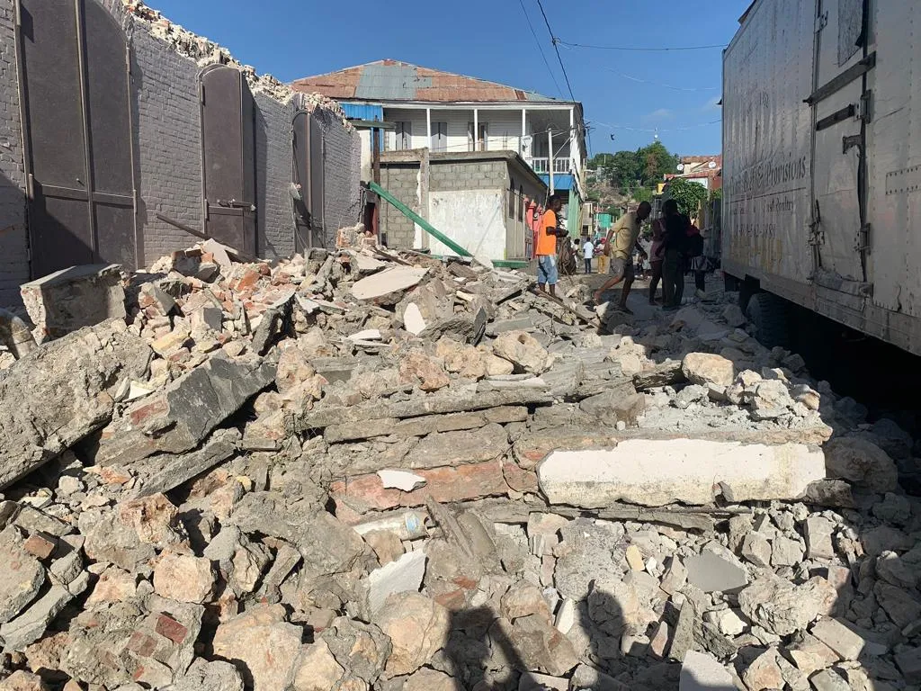 Um terremoto de magnitude 7.2 atingiu o oeste do Haiti em 14 de agosto de 2021, causando mais de 300 vítimas. Aqui, uma grande área de entulho é mostrada entre dois edifícios ainda em pé.