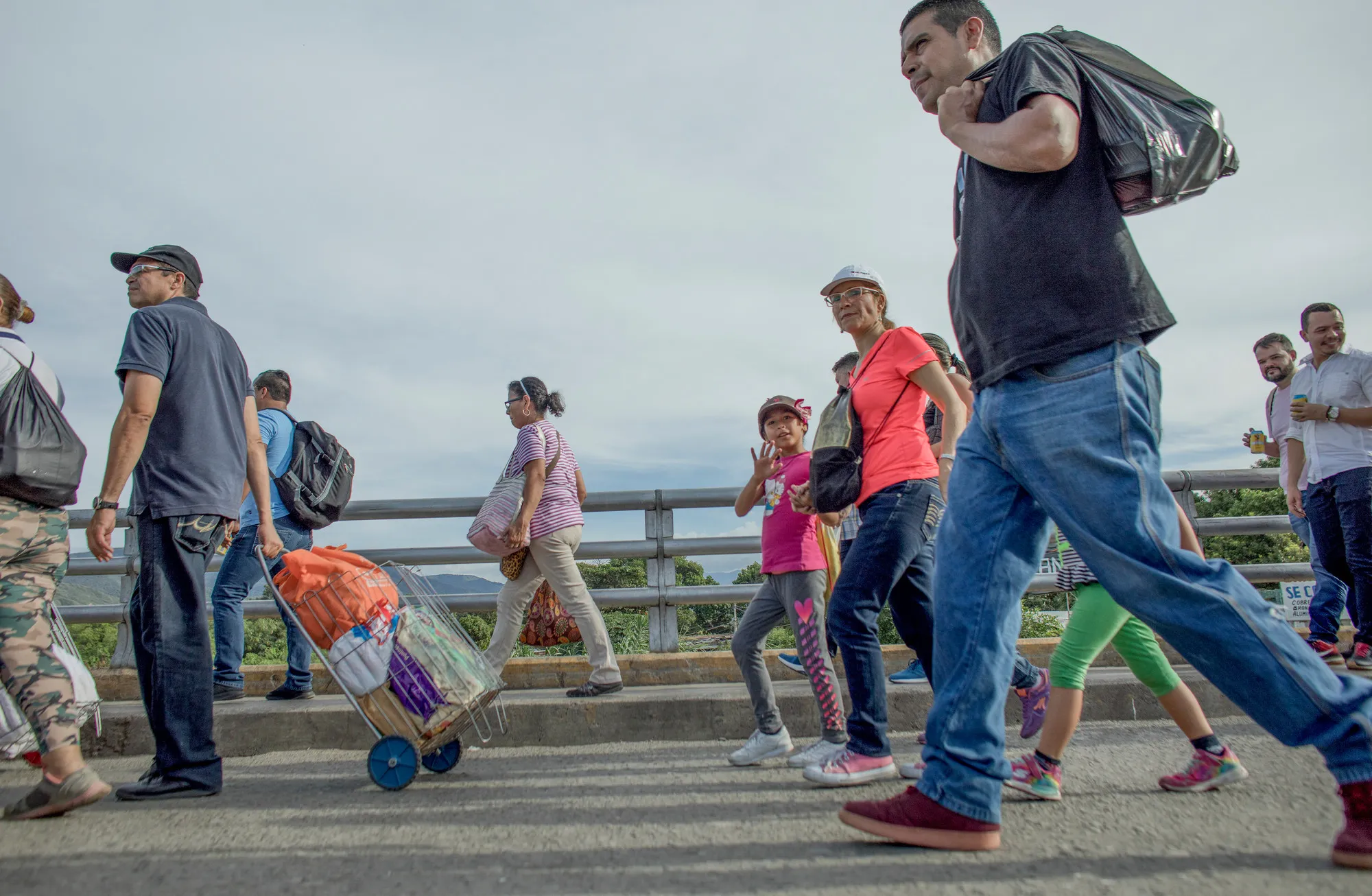 Todos los días hay un flujo constante de migrantes que pasan en cada sentido, en el paso fronterizo entre Venezuela y Colombia en la ciudad de Cúcuta el 8 de mayo de 2019. Algunos son migrantes pendulares que trabajan y viven en ambos lugares y otros que han venido para huir. Venezuela.
