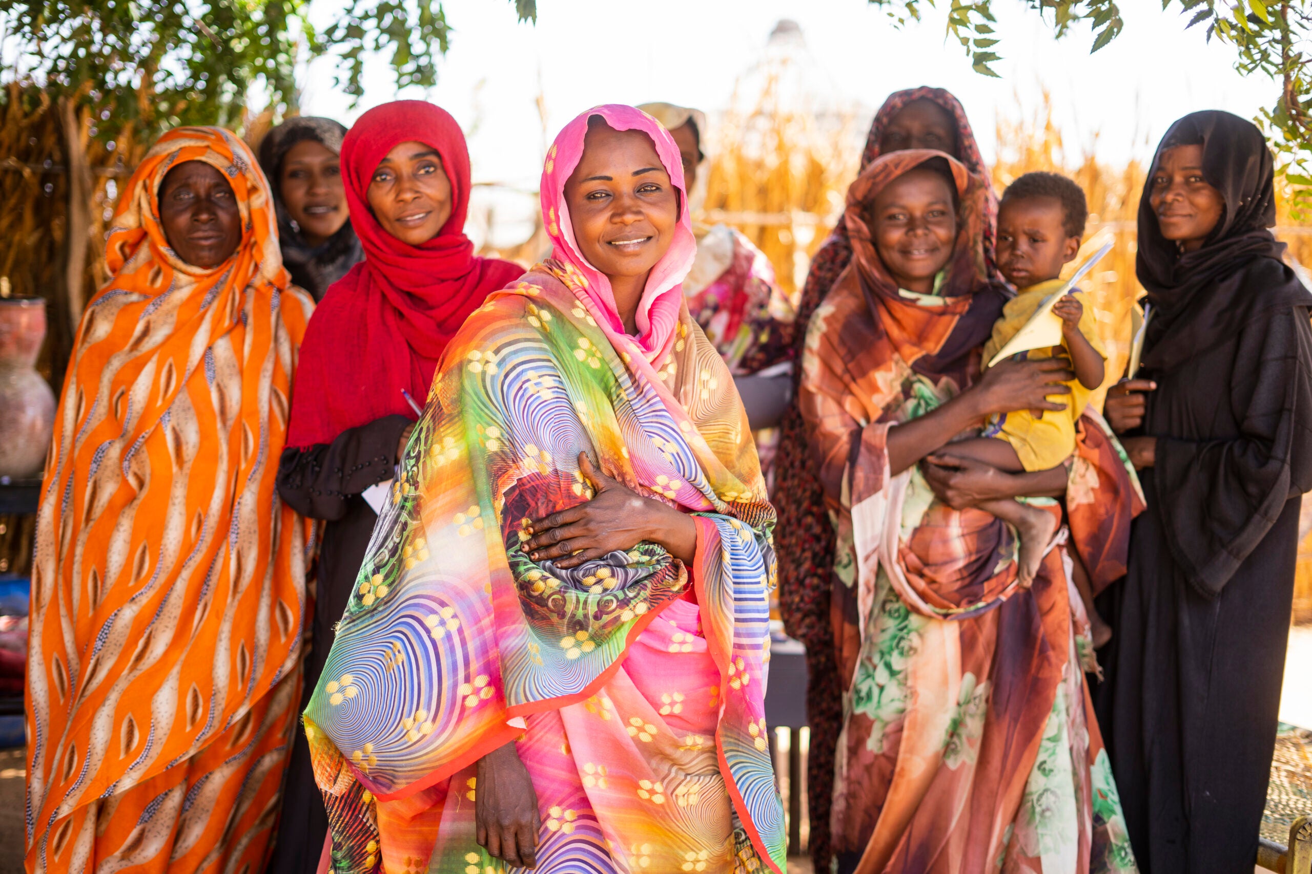 Un groupe de femmes soudanaises vêtues de vêtements colorés